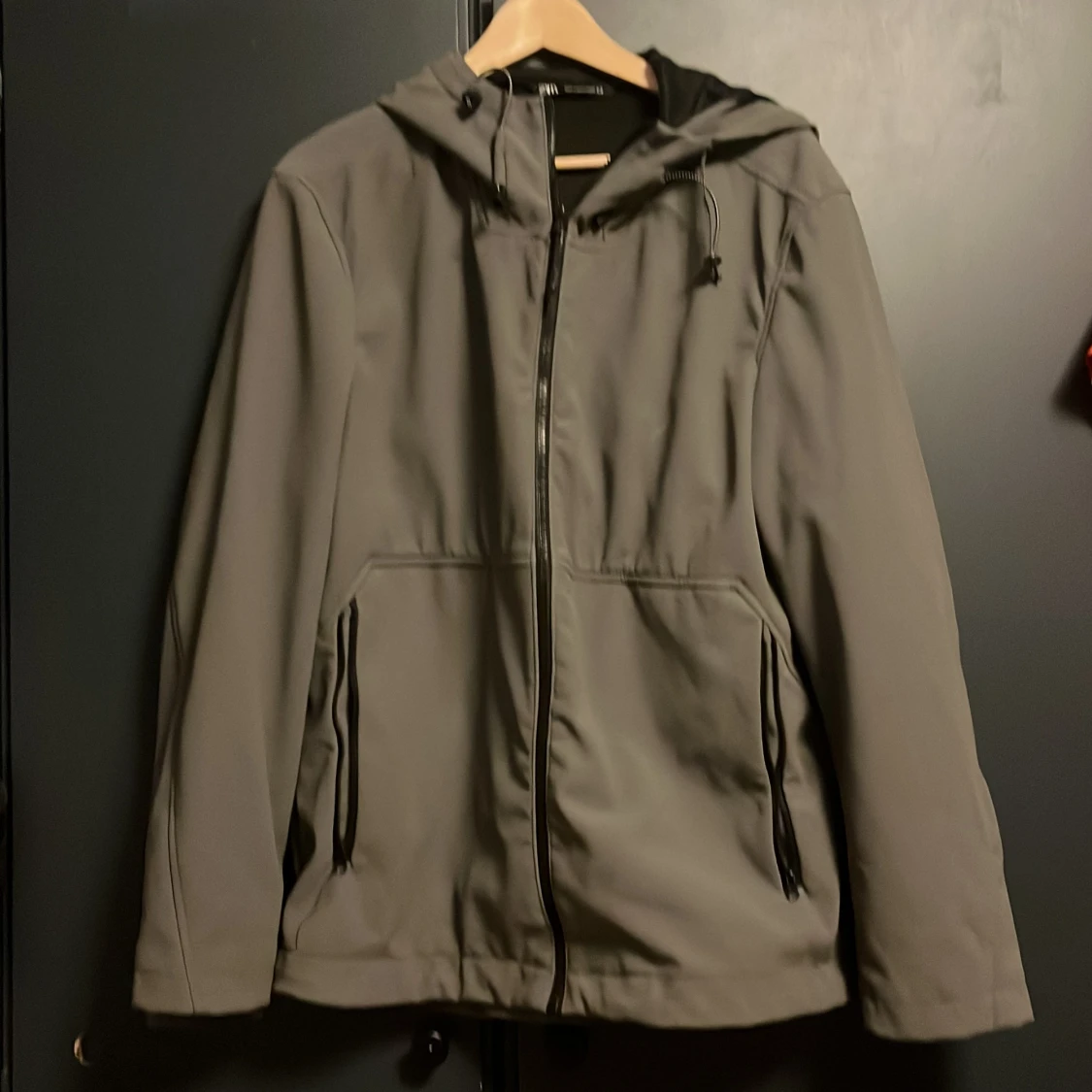 Grå vindjacka med huva från Zara