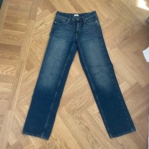 Raka Jeans - Raka jeans med medelhög midja. Modell Sia. Använda en gång! Nypris 599 kr, ge prisförslag 
