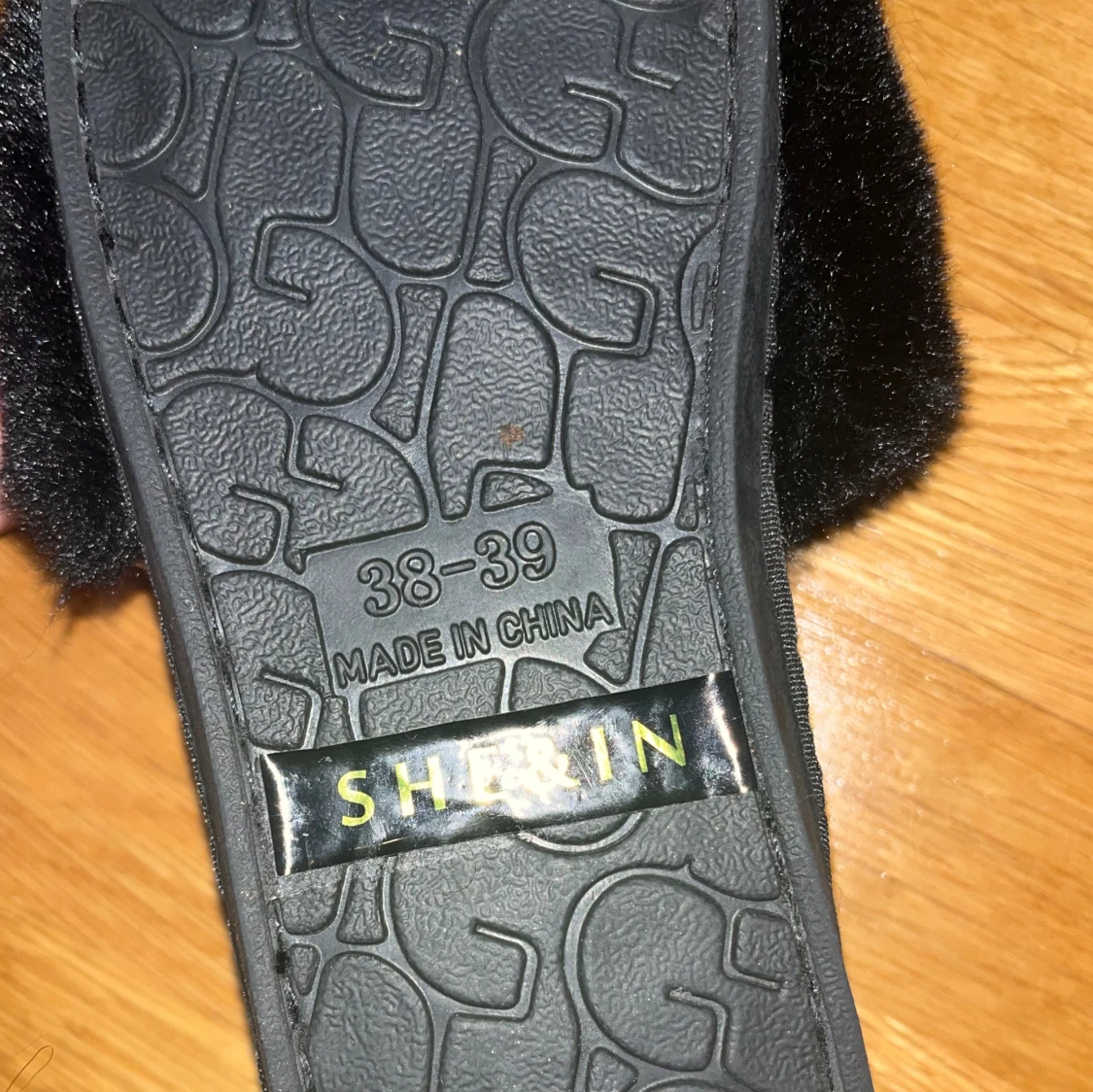 Svarta fluffiga sandaler  - 2