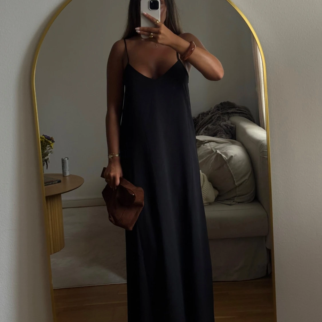 Svart långklänning med smala axelband