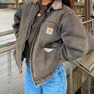 Sökes Carhartt bomberjacka med dragkedja -  SÖKES storlek S eller M