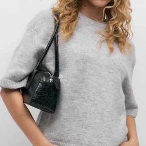 Grå stickad tröja Gina Tricot S - Supermysig ljusgrå stickad tröja från Gina Tricot i premiumkvalitet. Kan gå ner i priset vid snabb affär!