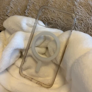 iphone skal 12 - skal till en iphone 12 från holdit med MagSafe alltså magnetiskt. 💌