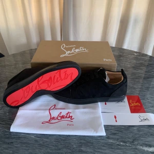 Christian louboutins  - Säljer ett par helt nya och oanvända Christian Louboutin i storlek 42  Färgen är svart med den ikoniska röda sulan.  Levereras med originalkartong och dustbag ✔ Perfekt skick – aldrig provade utomhus  Nypris: [8300kr] Mitt pris: [2200]  Kan skickas spårbart eller hämtas ifrån (västerås). För fler bilder eller frågor – skriv gärna!
