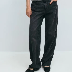 Gråa wide jeans från Gina tricot - Säljer ett par gråa(dem ser en aning ljusare ut i verkligheten) jeans från Perfect Jeans i storlek 34. 💞💞