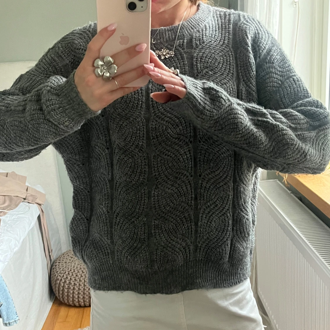 Mörkgrå stickad tröja med kabelmönster