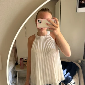 jätte söt blus  - en jätte fin blus från hm som knappast kommit till användning. lite öppen därbak med en knapp! strl s 💕