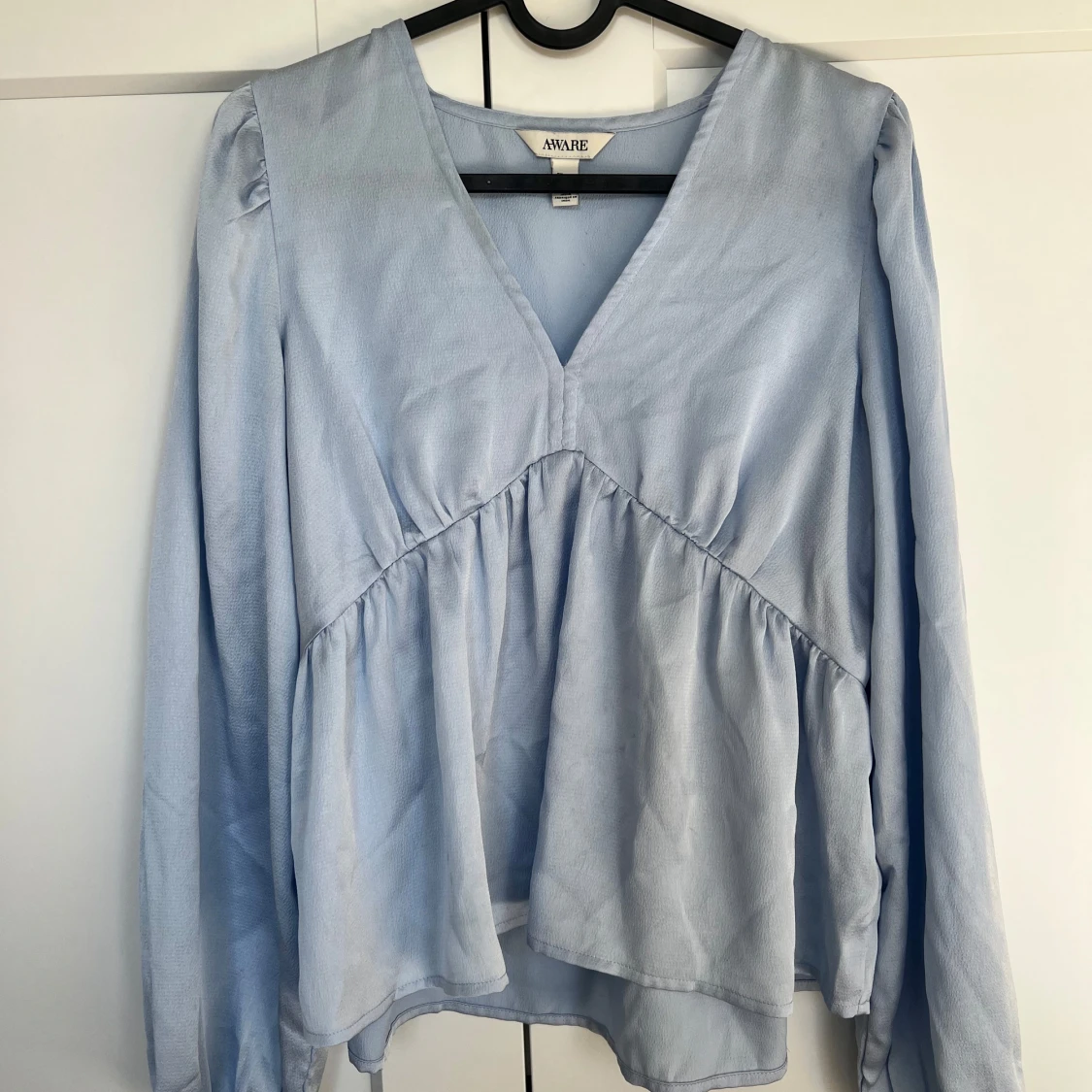 Ljusblå blus med v-ringning från AWARE - 1