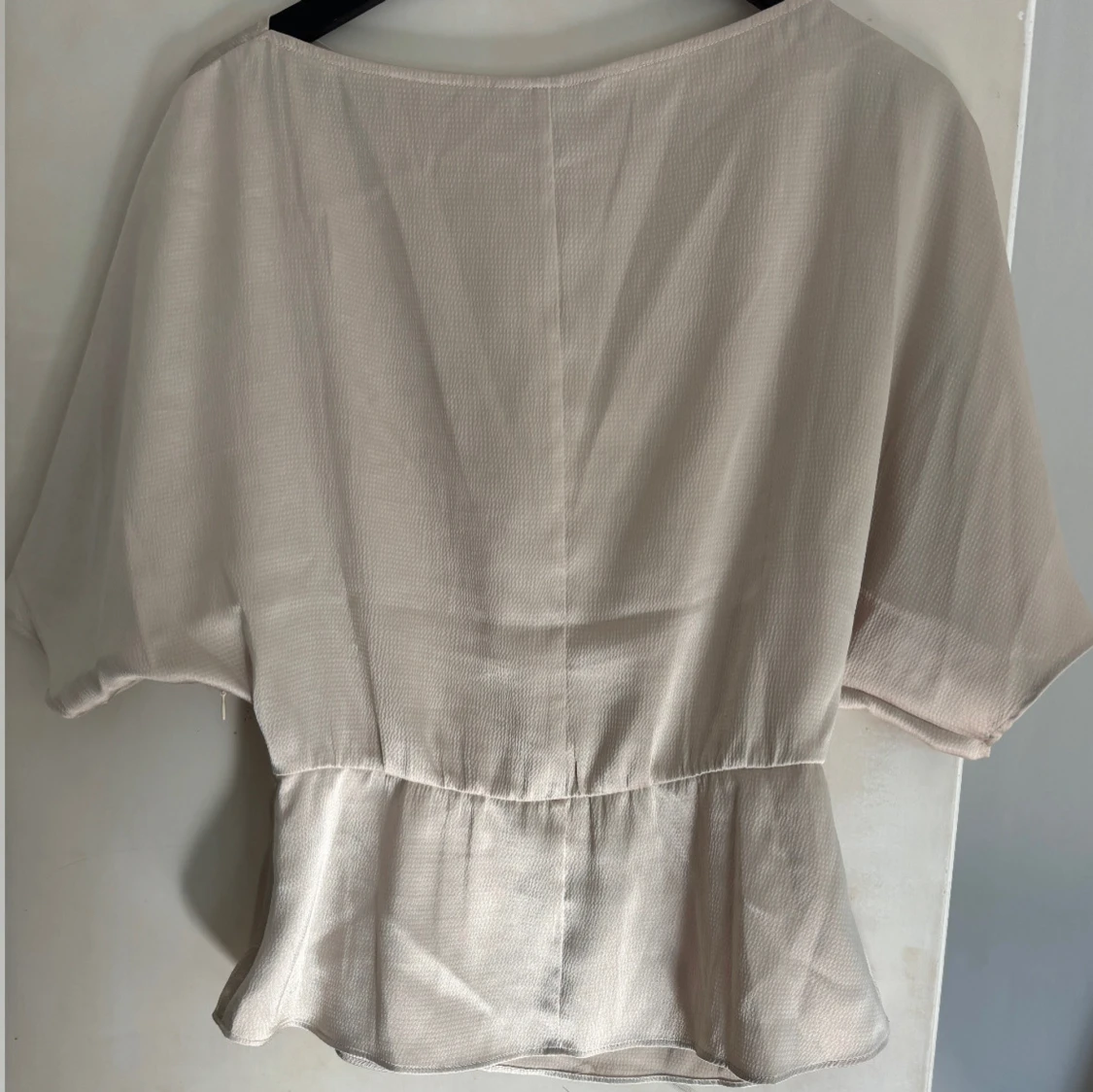 Ljusbeige blus med vida ärmar - 2