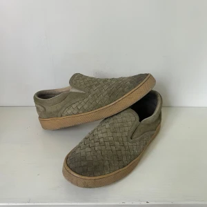 Bottega veneta loafers - Sköna dojjor och snygg färg som är perfekta till sommaren | Skick: Helt okej skick | Nypris: ca 7000kr | Passform: True to size | Inget originellt medföljer | Skriv vid ytterligare frågor eller funderingar🤝