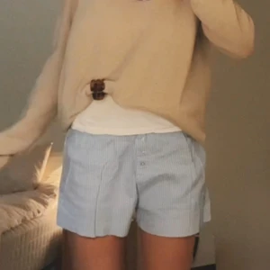 Söta pjamas shorts🩵🩵 - Jättegulliga. Dem ör avklippta själv, brukade vara pyjamasbyxor. Såååå gulliga. Strechiga i midjan så passar xs -m skulle jag säga. 