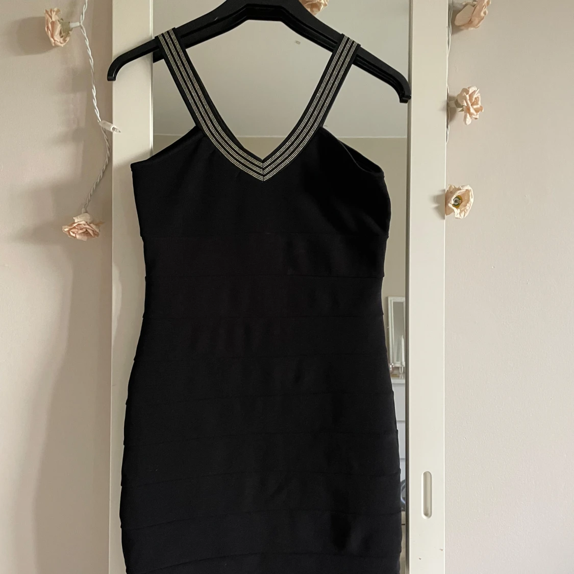 Svart kortklänning med glittriga detaljer från Amisu - 1