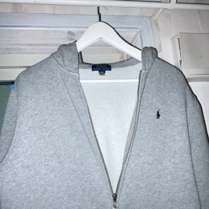 Polo ralphlauren tjocka tröja  - Säljer min Polo  Ralph lauren trjöja pågrund av att den är för liten. Riktigt snygg tröja men har inte kommit till så mycket andvändning då den blev förliten ganska fort. 