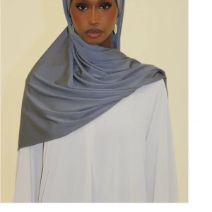 Grå premium jersey hijab -  Super snygg premium jersey i ljus grå färg perfekt nu till sommaren samt hösten!! använt ett få tal gånger, min är några nyanser ljusare men hittade inte bilderna så!! fråga gärna om bilder innan ni klickar på köp!!,  från ae helt slutsåld 