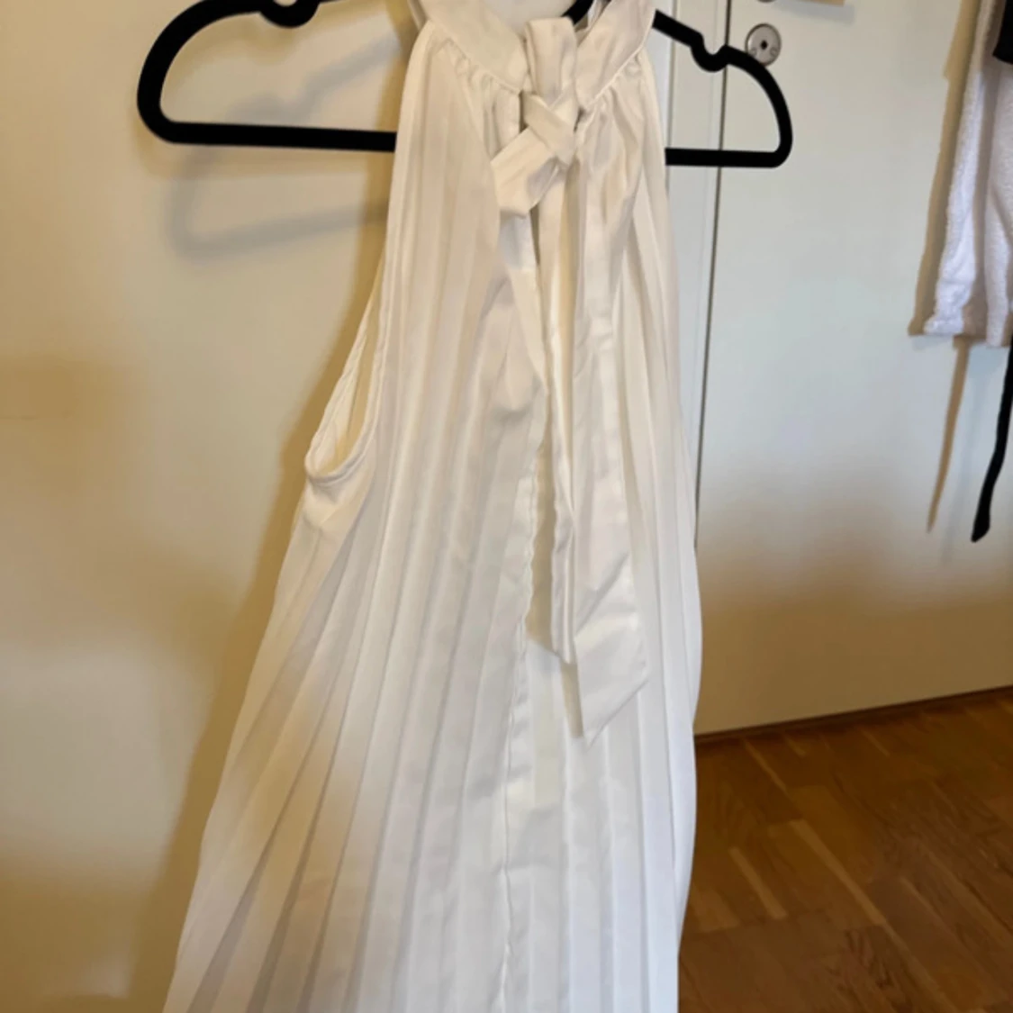 Vit plisserad långklänning med knyt i nacken - 1