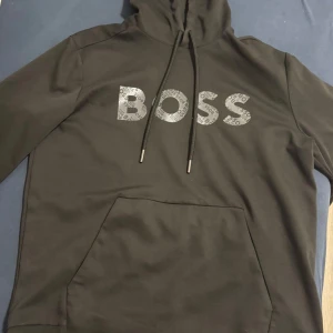 Hugo boss hoodie - Säljer nu min svarta hugo boss hoodie i storlek S, i mycket bra skick, använd ett par enstaka gånger!