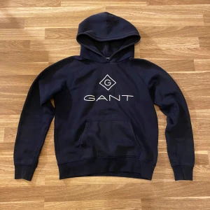 Mörkblå hoodie från GANT - En mörkblå hoodie från GANT i storlek 176. Inga skador eller annat på den