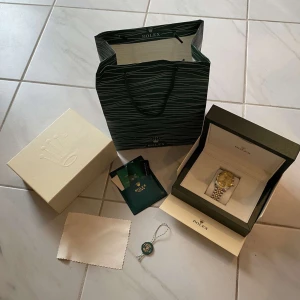  Datejust klocka i guld och silver - Säljer en lyxig Datejust med tvåfärgad länk i guld och silver. Klockan har gul urtavla och räfflad bezel. Kommer med originalbox, certifikat, garantikort, putsduk och påse. Perfekt accessoar för dig som gillar exklusiv stil.