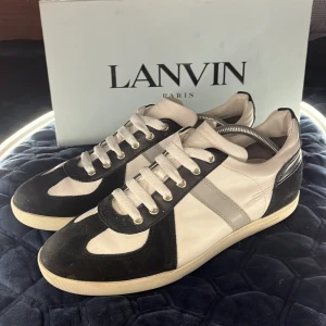 Dior gats - Tjenare allihopa just nu så säljer jag mina tvär feta Dior gats. Skorna är bra skick utan några defekter förutom vanlig användning. Skorna nypris ligger på runt 7000 men är inprincip omöjliga att hitta nu. Jag tar gärna byten om du befinner dig i Stockholm och äkthets bevis kan tas fram vid eventuella affär. har du några ytterligare frågor är det bara att höra av dig  Med vänliga hälsningar Oscar