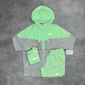Nike miler Lime grön set 3-piece - Förbeställ Helt ny Nike miler från UK, i perfekt skick. Skriv bara vilken storlek shorts + tröja + jacka