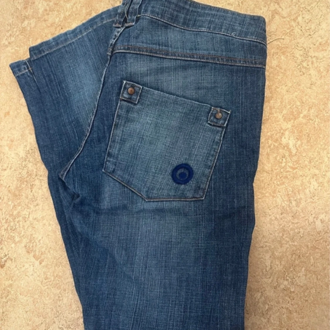 Blå jeansbyxor med dragkedjedetaljer - 1