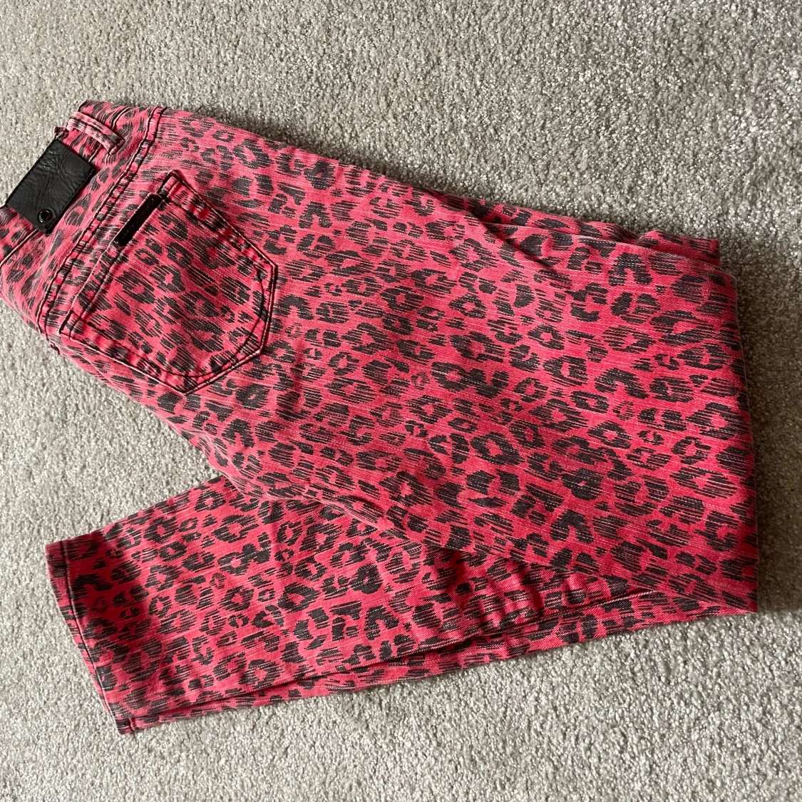 Rosa leopardmönstrade jeans från Armani Exchange