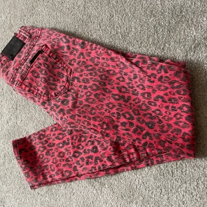 Rosa leopardmönstrade jeans från Armani Exchange - Säljer ett par riktigt snygga jeans från Armani Exchange i rosa med svart leopardmönster. 