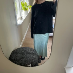 Ljusgrön satinkjol - Denna superfina ljusgröna kjolen är perfekt nu inför sommaren!! Storlek xs men passar även s. Från Veromoda. Använda fåtal gånger🤍 Hör av dig vid frågor!