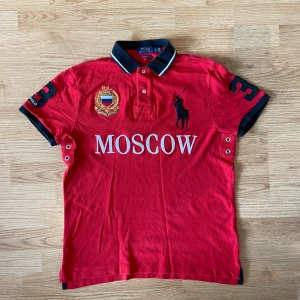 Ralph Lauren Moscow Pike - !skicka bud för snabb affär! Ralph lauren Moscow pike, storlek M i bra skick men litet hål bredvid hästen (sista bild). Skriv om ni undrar någonting 📲