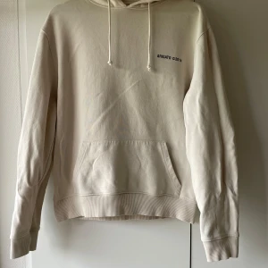Axel Arigato hoodie - Säljer en Axel Arigato London 2014 hoodie som inte säljs längre. Hoodien är beige och har ett unikt tryck på ryggen. Perfekt för våren och hösten eller lite kallare sommardagar. Tveka inte att höra av dig ifall frågor uppkommer!