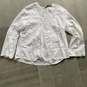 Zara blus  - Säljer en jätte fin Zara blus! Använd några få gånger. Har en liten sminkfläck vid halsen (titta sista bilen) ska försöka tvätta bort fläcken innan ja postar 
