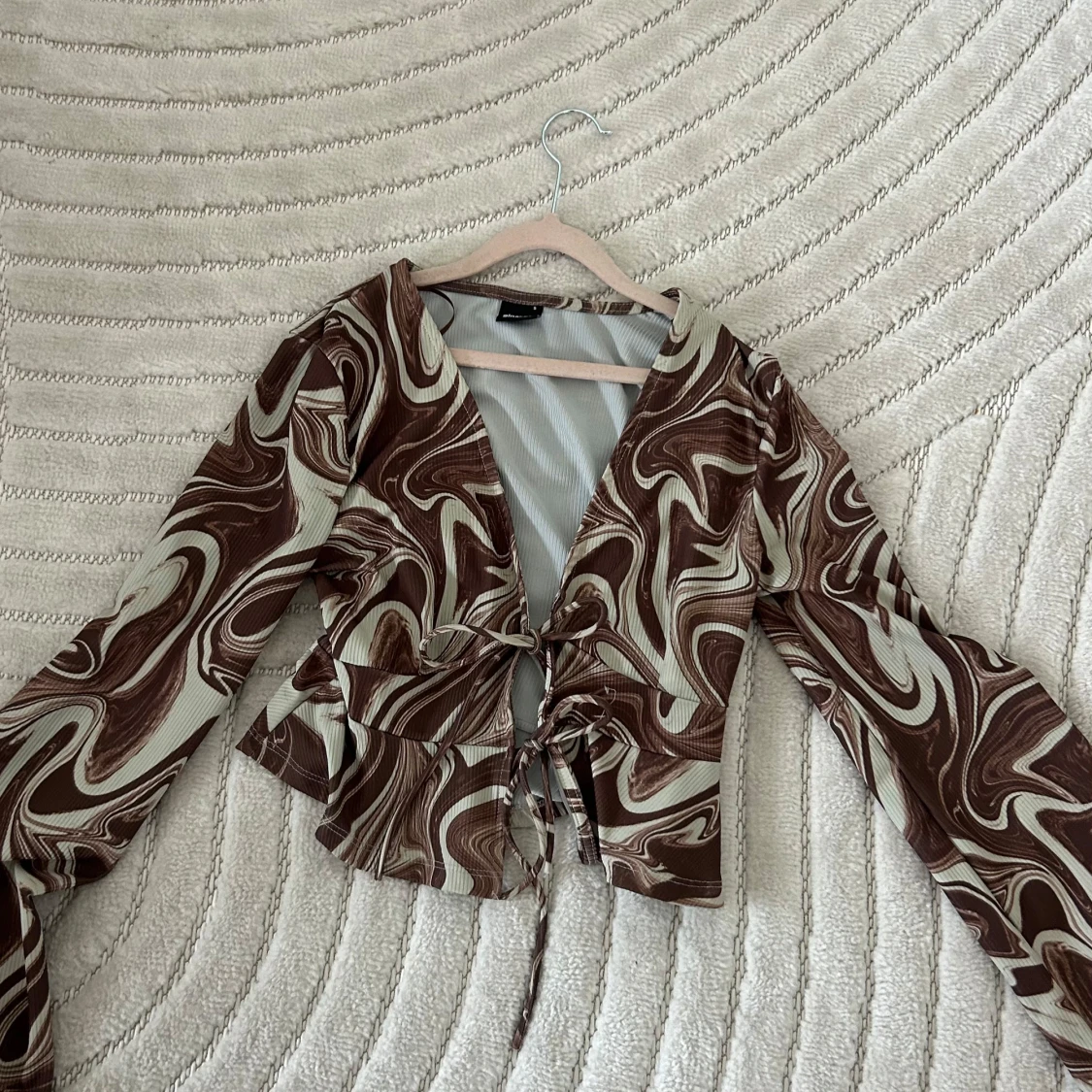 Brun och beige omlottopp med knyt - 1