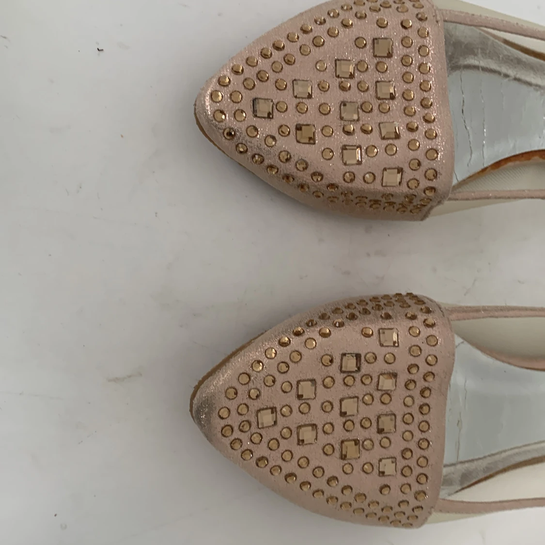 Glittriga ballerinaskor i guld med nitar - 3