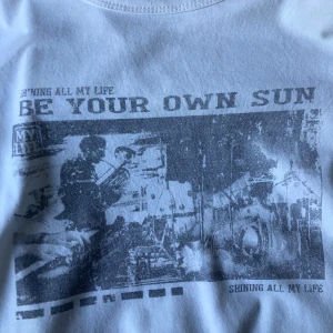 Vintage t shirt - Vit t-shirt med svart tryck💕Skönt material och så snygg! Perfekt för dig som gillar unika statement-plagg:) köpt second hand 