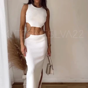 Vit långklänning med cut-outs och kedjedetaljer - Superfint vitt set från zara❣️använd en gång så i bra skick❣️säljer då de inte kommer till användning längre! Storlek s på båda delarna❣️nyrpis 680 