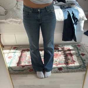 Broderade jeans med snygg passform🩷 - Säljer ett par blå jeans från InFront med bootcut passform och broderade blommor i gult och brunt vid fickorna.🌻🌻Står Size 30 men passar bra på en S!!