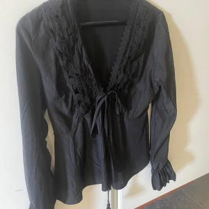 Svart blus från shein - Fin svart blus från shein, säljer då den inte kommer till användning. Använt väldigt få gånger