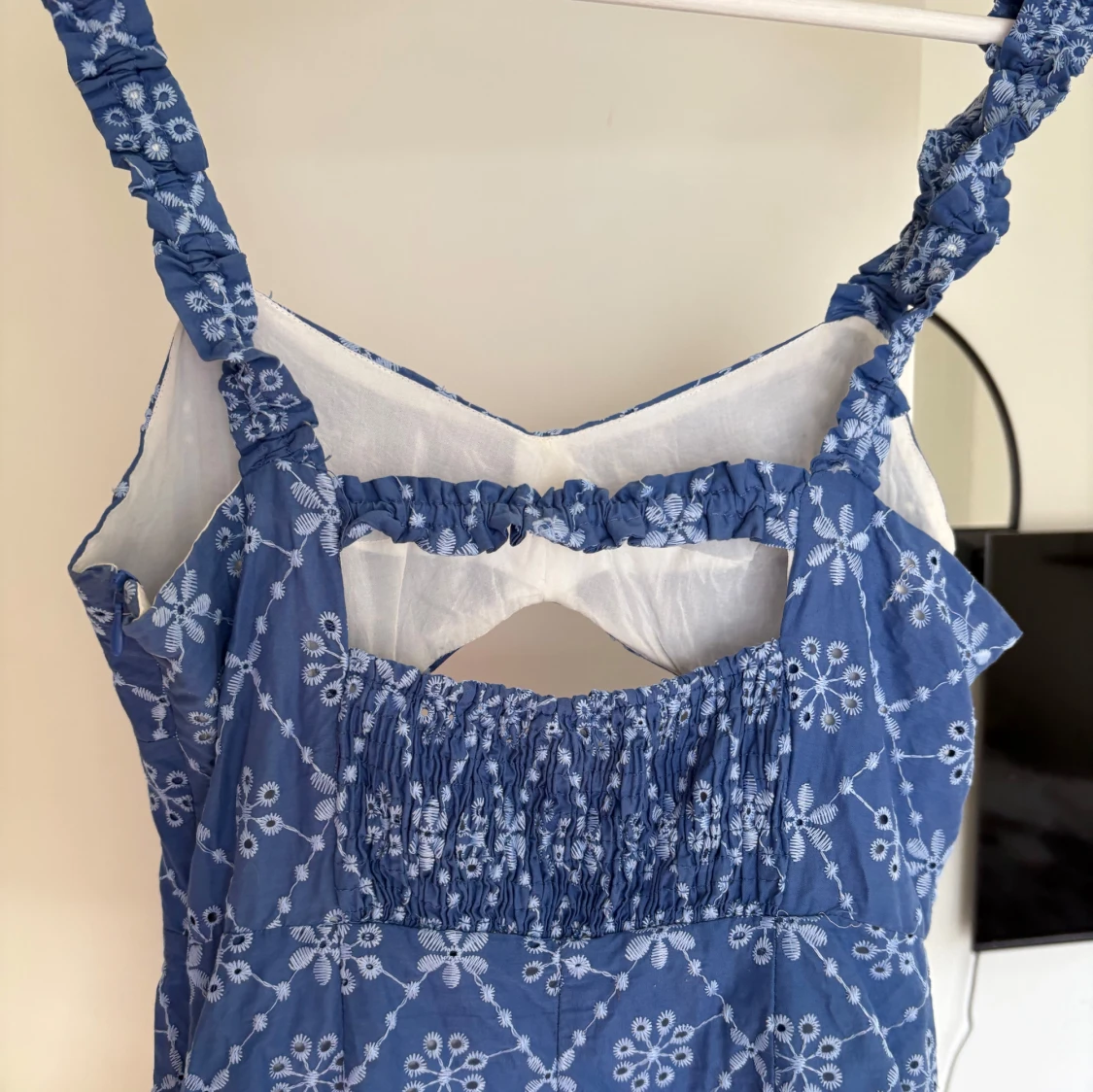 Blå klänning med broderat mönster och cut-out - 2