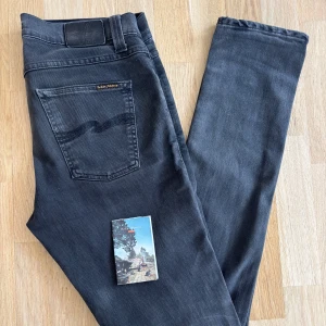 Nudie jeans Lean Dean - Säljer dessa snygga slim fit nudie jeans i fint skick i en riktigt snygg wash 😎 | Size: W30 L34 | Modell: Lean Dean | Skick: 8/10 | Färg: Misty Ridge  | Nypris: 1600 kr | Det finns ett hål i en av framfickorna, men utöver det inga som helst defekter! Skriv vid minsta lilla fråga! 🗣️🗣️  Nudie jeans erbjuder också gratis lagningar och uppläggning av deras byxor, utan kvitto! 👍