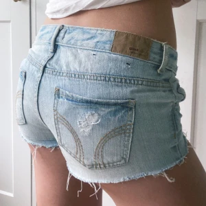 Hollister liknande ljusblåa lågmidjade shorts - Säljer massa flera lågmidjade jeanshorts!!💞💞Såååå snygga ljusblåa lågmidjade jeansshorts som liknar de från Hollister jättemycket! Midja rakt över: ca 39 cm💞