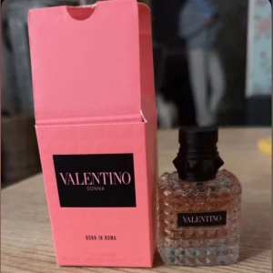Valentino Donna Born In Roma parfym - säljer en helt ny valentino parfym, aldrig tagit något ifrån den så den e HELT ny, endas öppnat kartongen för att kunna ta bilden. Köpte den på kicks där av priset e högre än andra butiker. hör av er för frågor 