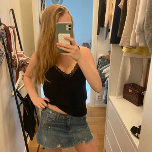 Jeanskjol med paljettdetaljer - Säljer en kort jeanskjol från med slitna kanter och glittriga paljettdetaljer framtill och baktill. Kjolen har klassiska fickor och bälteshällor, perfekt för en trendig och avslappnad look. Storlek M men sitter som S/XS tycker jag💞