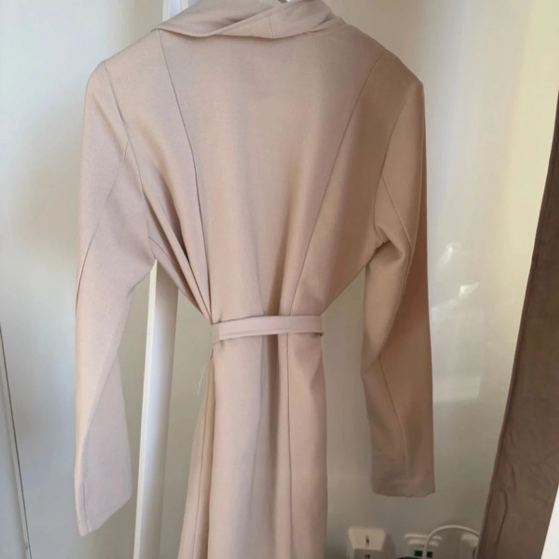 Beige kappa från ONLY med bälte - 2