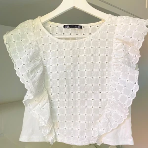 Topp från Zara  - En fin topp från zara i storlek S. Den är använd fåtal gånger. Den har fina detaljer med volanger och fint mönster fram och baktill. Köparen står för frakten, inga returer. 🌸