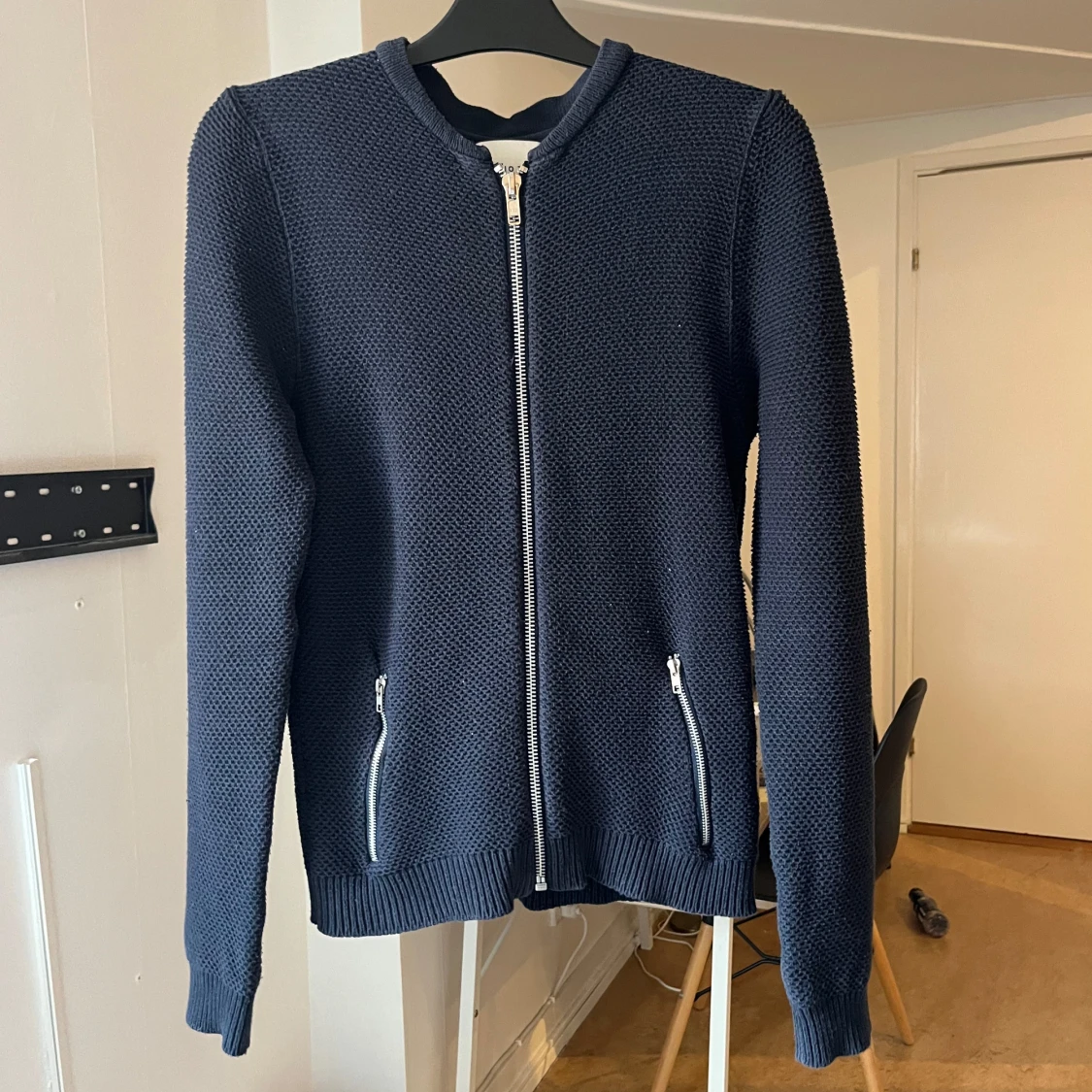 Mörkblå stickad kofta