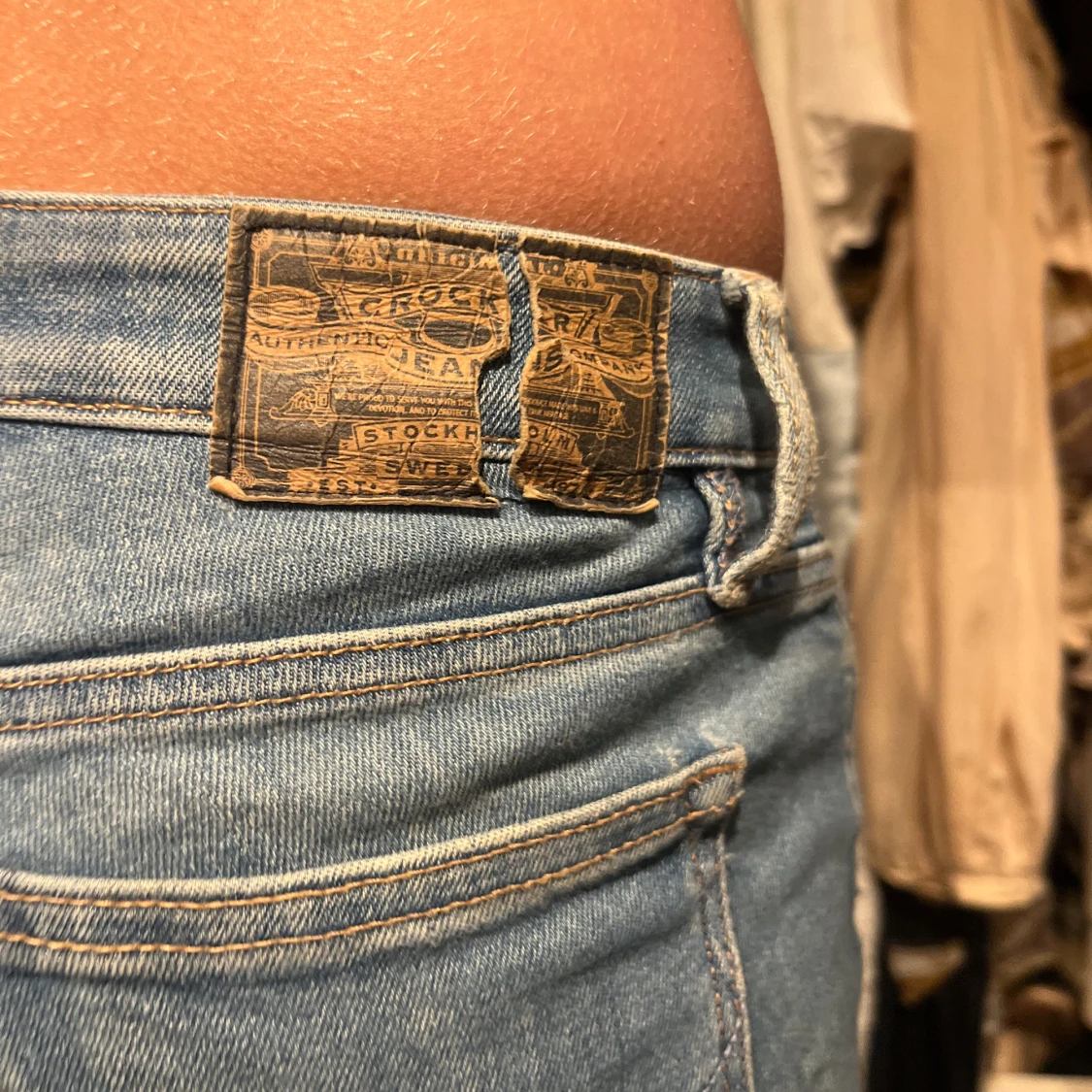 Ljusblå slitna jeans från Crocker - 3