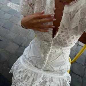 Vit spetsklänning - Jättefin klänning i virkat mönster. Tyvärr var den för liten på mig men otroligt fin!🩷