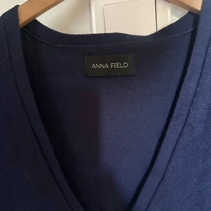Mörkblå kofta från Anna Field - Snygg mörkblå kofta från Anna Field! Använd fåtal gånger och köpt på Zalando