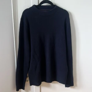 Mörkblå stickad tröja från Massimo Dutti - Säljer en klassisk mörkblå stickad tröja från Massimo Dutti. Tillverkad i en mjuk blandning av ull och kashmir. Den är i storlek M