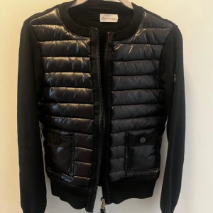 Moncler cardigan - Säljer denna moncler jacka/cardigan. Nyskick då den inte kommit till användning. Du kan skanna QR koden inuti jackan som visar att den är äkta.  Perfekt till våren/sommar/höst